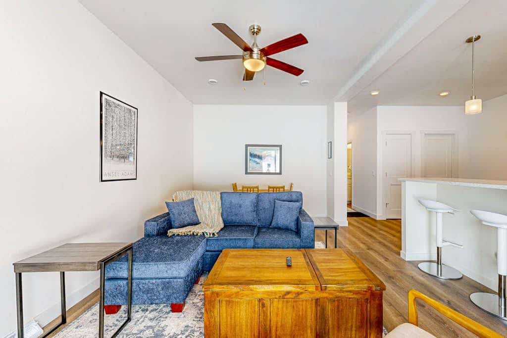 Charming townhouse with mountain views, gas fireplace, and dog friendly