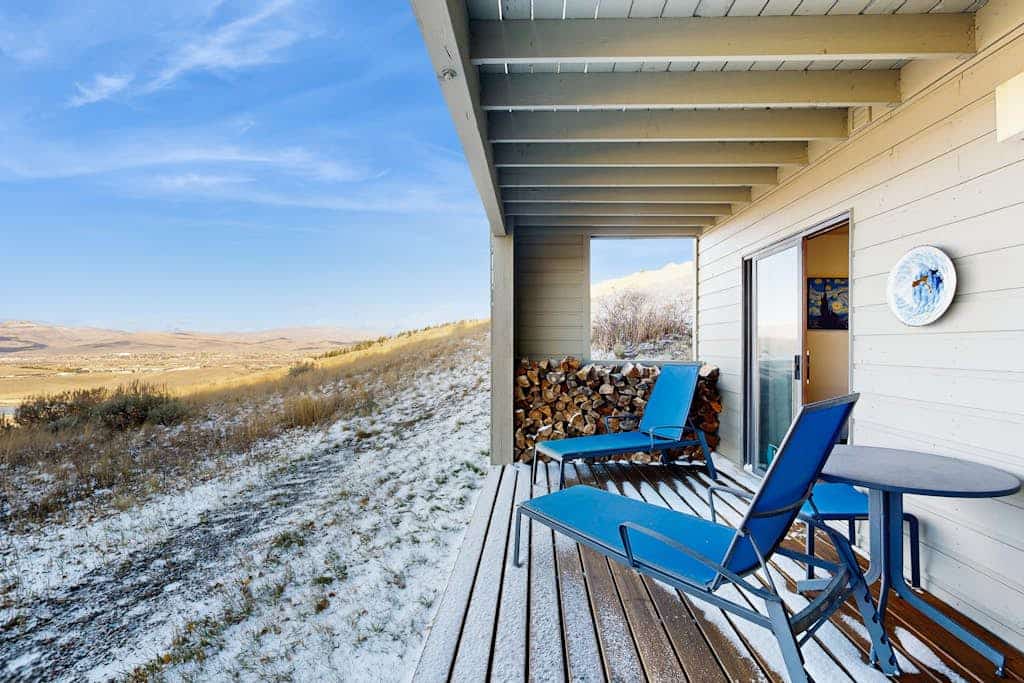 Mountain Getaway condo with wood burning fireplace close to adventure