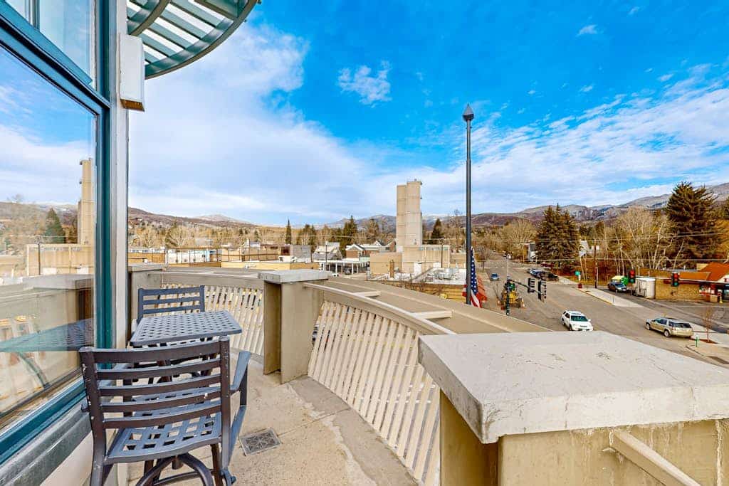 Conveniently located condo w/ private balcony, full kitchen & near skiing