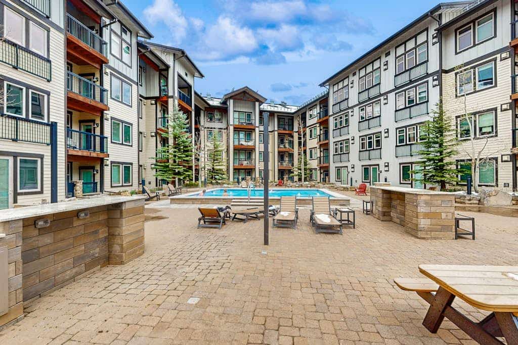 Inviting ski-in/ski-out condo hot tub, gas fireplace, and firepit
