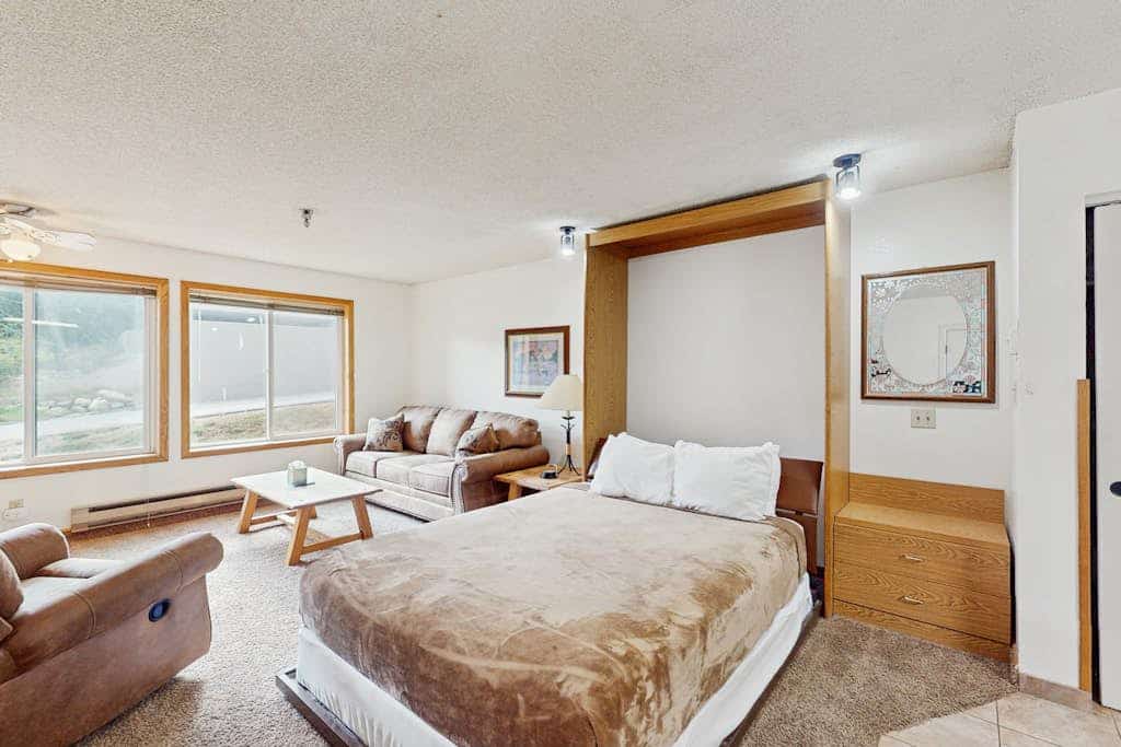 Snowblaze Condominiums E103