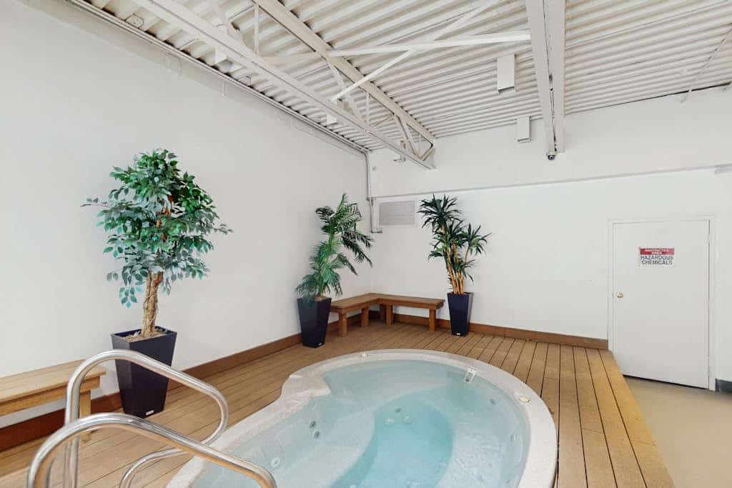 Studio on the Shuttle Route with WiFi and Shared Pool, Hot Tubs, and Gym