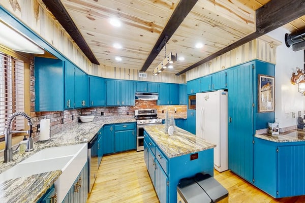 River view retreat with mountain views - hot tub, balcony, wood stove & W/D