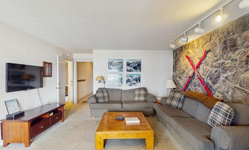 Mountain & lake views from this Lake Cliffe condo - clubhouse access
