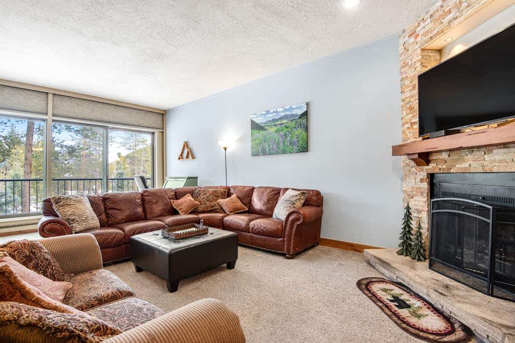 Comfy condo with balcony, fireplace, hot tub, & pool - near Keystone Resort