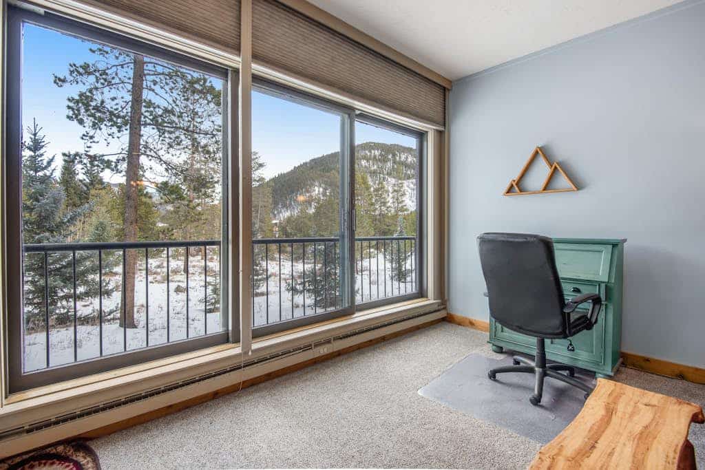 Comfy condo with balcony, fireplace, hot tub, & pool - near Keystone Resort