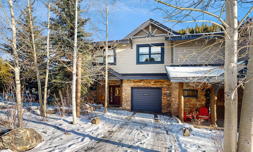 End-Unit Townhome on Shuttle Route w/WiFi/Shared Pool/Hot Tub - 1 Mile to Slopes