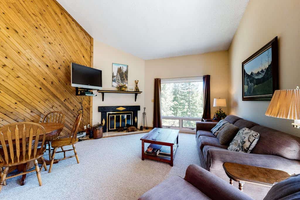Fantastic mountain condo near the slopes with creek views