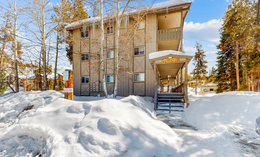 3rdf-floor condo next to rec center with indoor pool, hot tubs, gym, fireplace