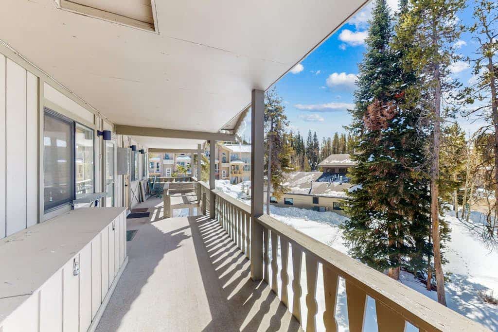 3rdf-floor condo next to rec center with indoor pool, hot tubs, gym, fireplace