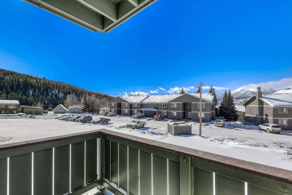 Mountain view condo w/ a shared pool, hot tub, Ping-Pong, & pool table