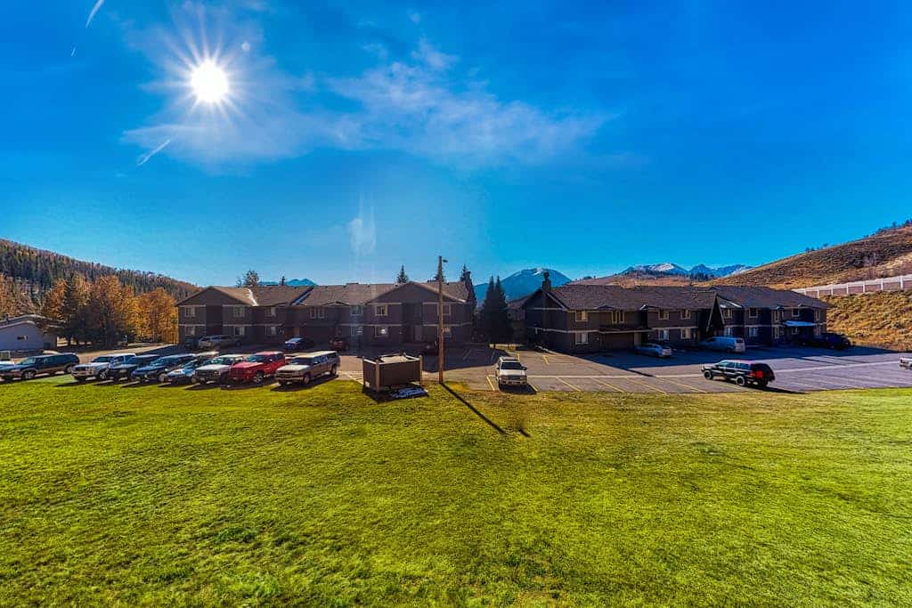 Mountain view condo w/ a shared pool, hot tub, Ping-Pong, & pool table