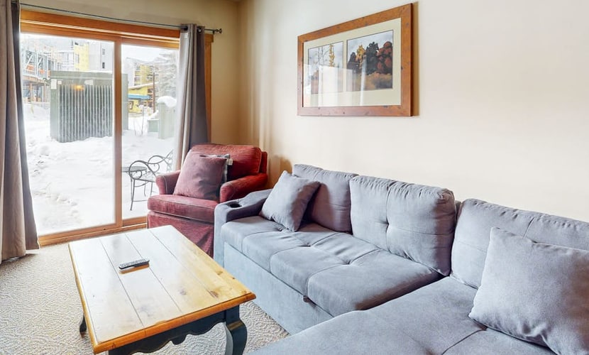 Cozy Studio wiith Shared Pool, Hot Tub, Sauna & Gym - Walk to the Slopes