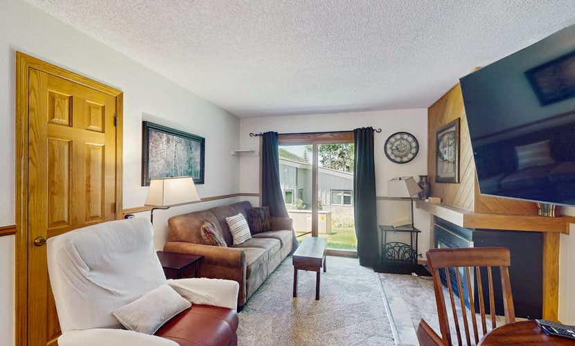 Lovely Condo with Shared Hot Tub & Great Location 280 Yards to Slopes