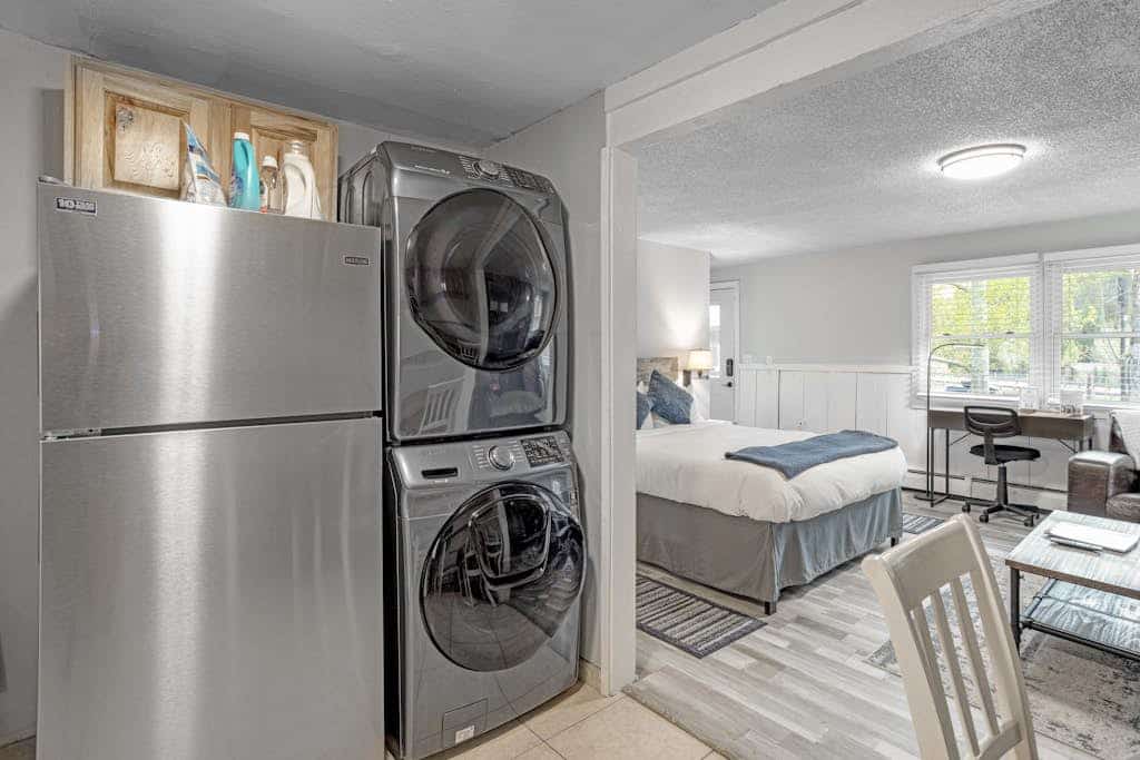 Studio with updated interior, fireplace & W/D - Vail Village bus access