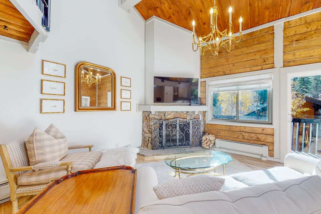 2nd-floor chalet with fireplace, grill, balcony, washer/dryer, ski & mtn views