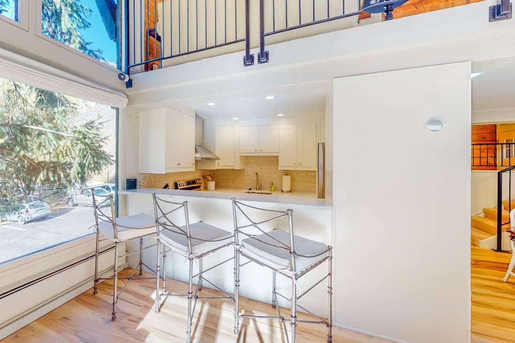 2nd-floor chalet with fireplace, grill, balcony, washer/dryer, ski & mtn views