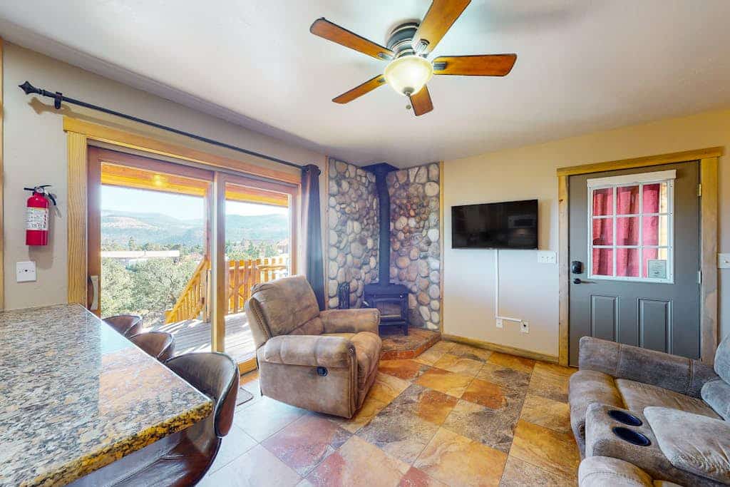 Beautiful mountain-view cabin with covered deck, grill, fireplace & washer/dryer