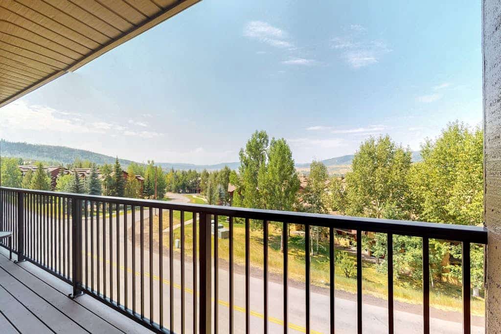 Large, inviting home with fabulous valley views, hot tubs & grills