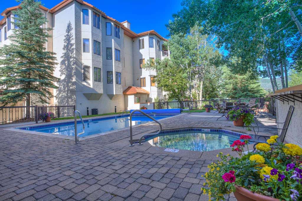 Meadows Cambridge 4, Comfortable Condo w/ Shared Pool, Gym, Hot Tub, Winter Shuttle, & Ski Lockers