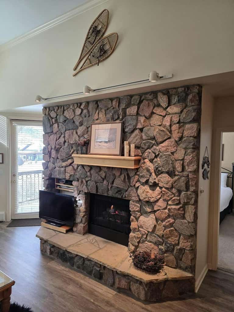 Meadows Cambridge 4, Comfortable Condo w/ Shared Pool, Gym, Hot Tub, Winter Shuttle, & Ski Lockers