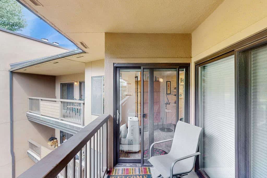 Mountain view condo with pool & hot tub, next to golf course/Nordic center
