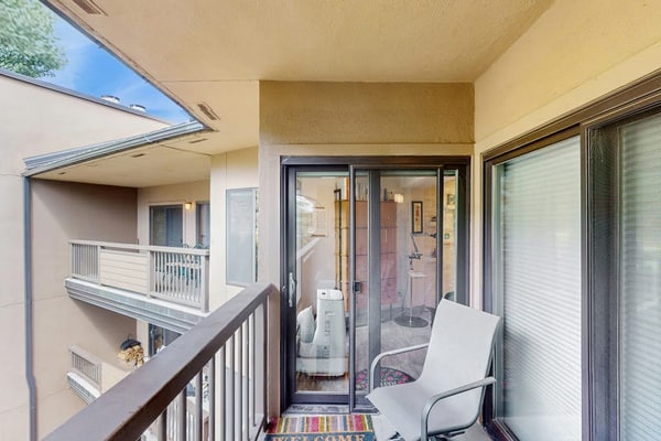 Mountain view condo with pool & hot tub, next to golf course/Nordic center