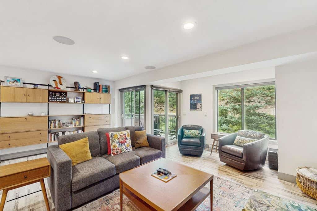 Mountain view condo with pool & hot tub, next to golf course/Nordic center