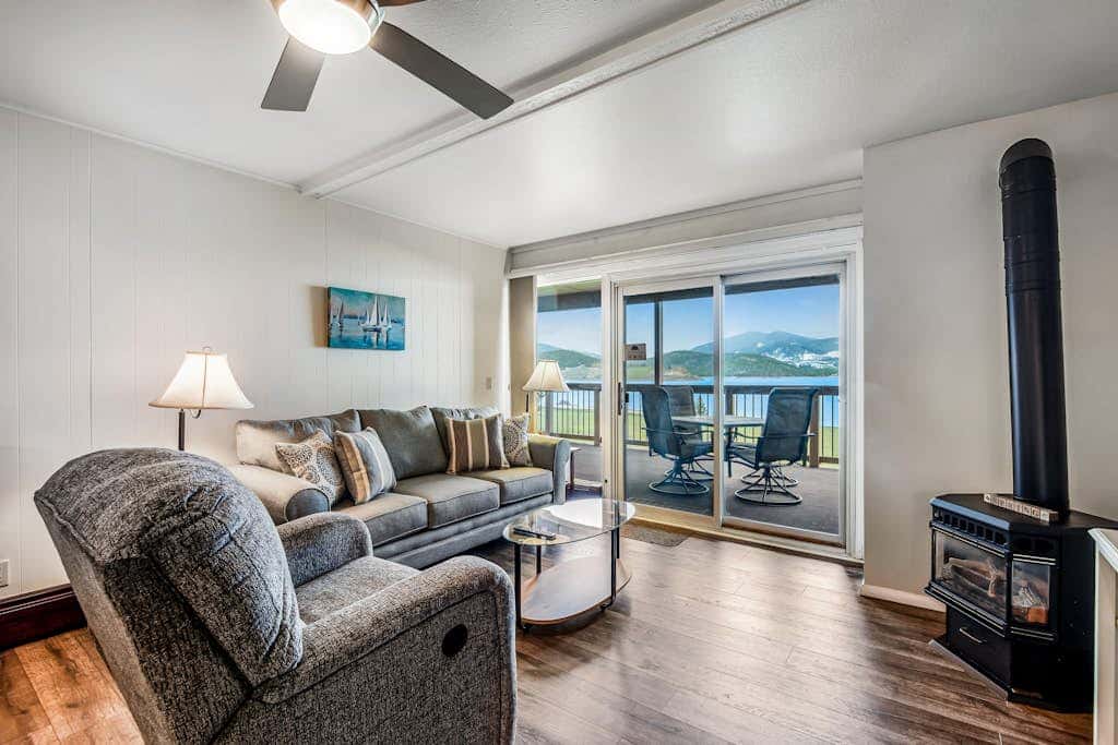 Lakeside Mountain Retreat