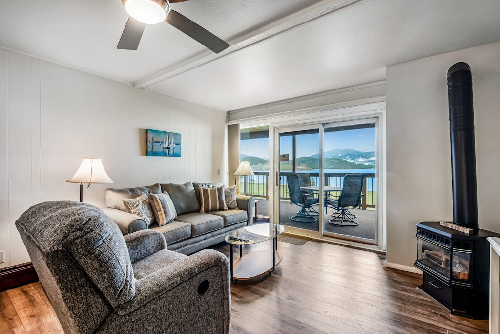 Lakeside Mountain Retreat
