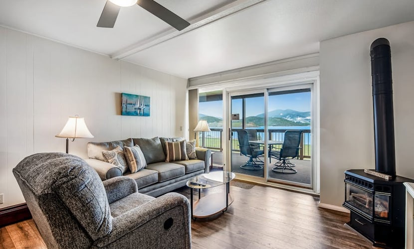 Lovely Lakefront Condo with Fireplace, Free High-Speed WiFi and Stunning Views