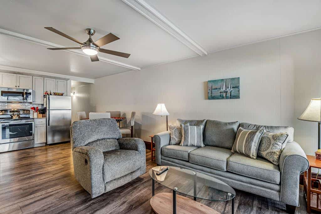 Lovely Lakefront Condo with  Fireplace, Free High-Speed WiFi and Stunning Views