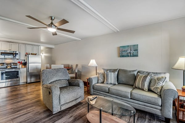 Lovely Lakefront Condo with Fireplace, Free High-Speed WiFi and Stunning Views