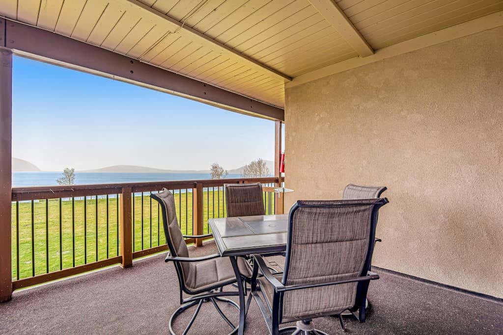 Lakeside Mountain Retreat