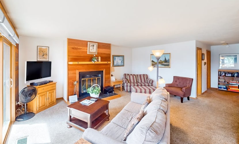 Comfy condo with furnished patio, & wood-burning fireplace