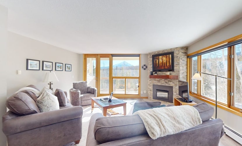 Mountain-view condo with great balcony & grill - bus to slopes