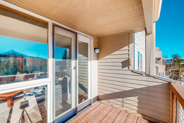 Mountain-view condo with great balcony & grill - bus to slopes
