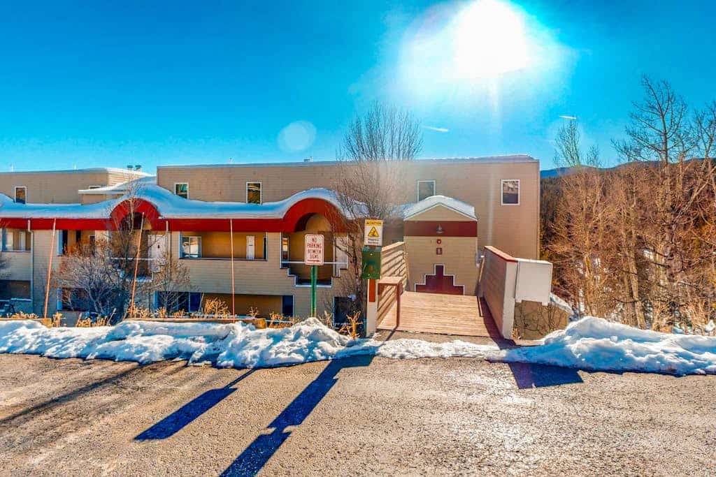 Mountain-view condo with great balcony & grill - bus to slopes