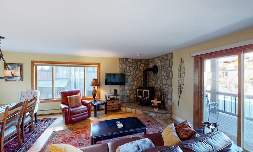 Mountain View Escape with WiFi - 1 Block to Main Street, Near Reservoir & Skiing