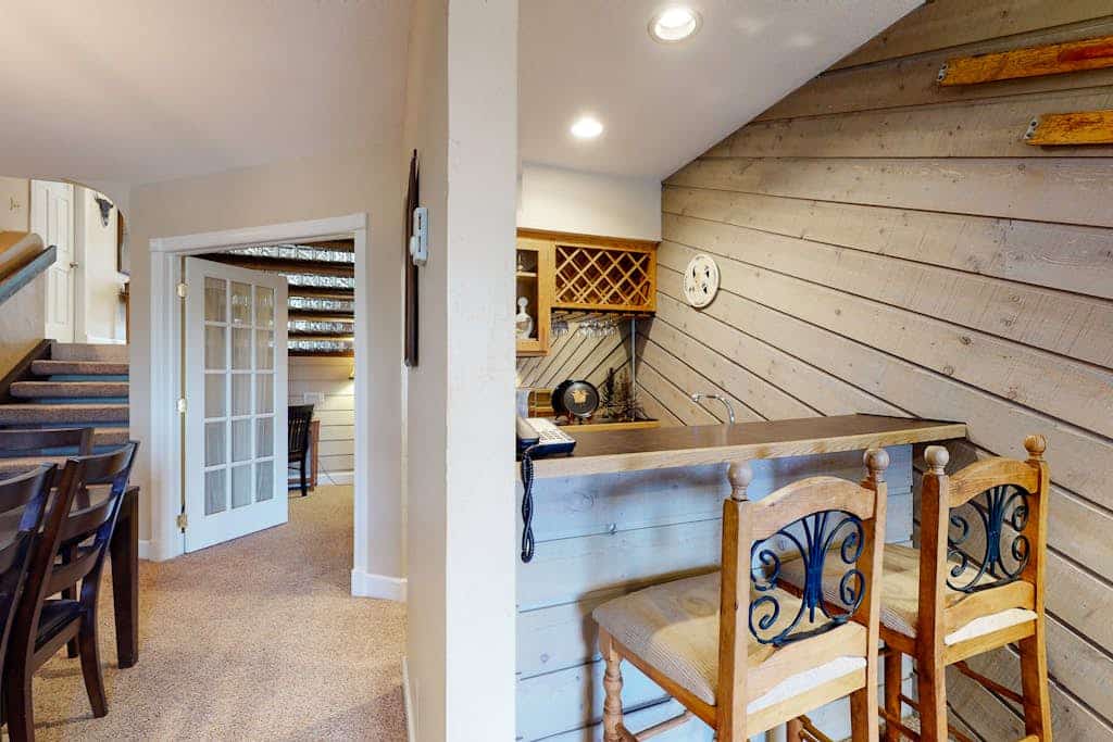 Homey mountain condo with deck, wet bar, 2 outdoor hot tubs