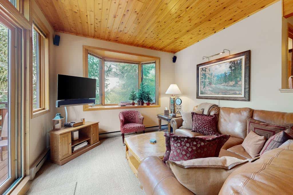 Spacious Family Friendly Townhome, Grill, near Golf, and Bus Stop