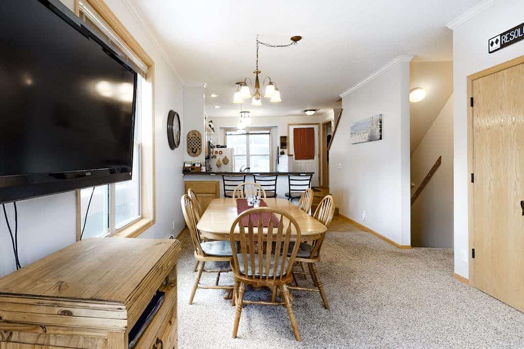 Inviting townhome with private hot tub, gas fireplace & deck - near skiing