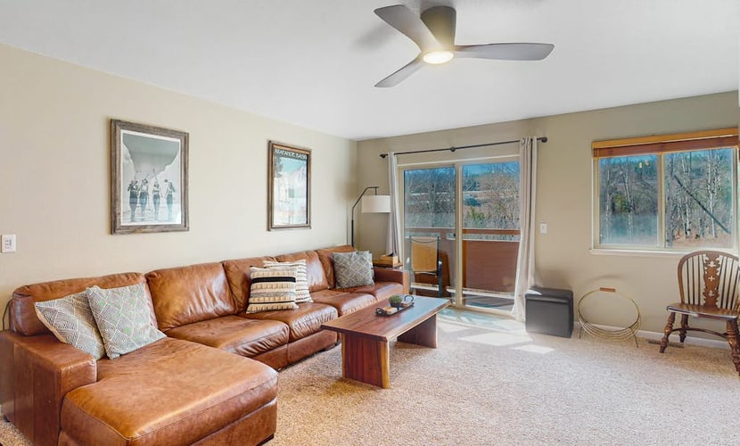 Ski condo close to hiking & lake w/private balcony & fireplace