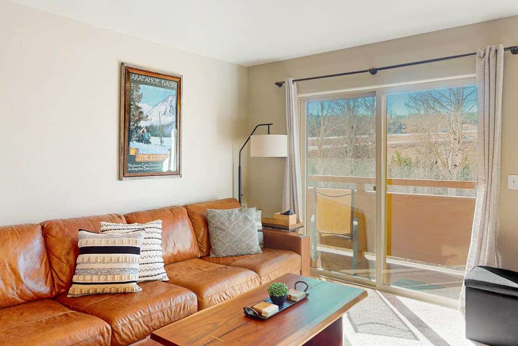 Ski condo close to hiking & lake w/private balcony & fireplace
