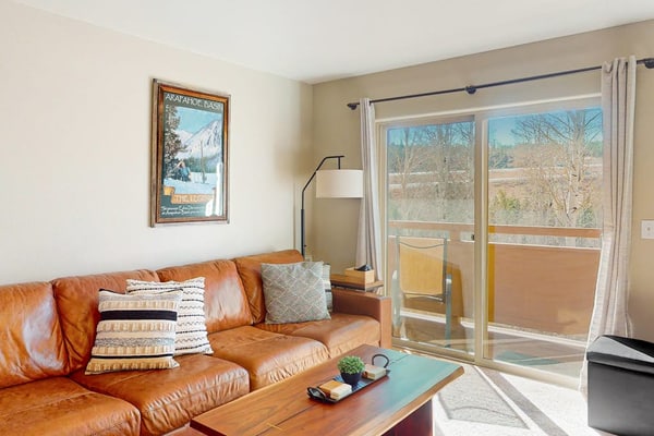Ski condo close to hiking & lake w/private balcony & fireplace