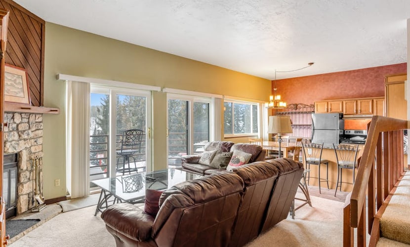 Enchanting condo with amazing mountain views, fireplace & balcony