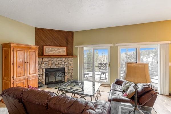 Enchanting condo with amazing mountain views, fireplace & balcony