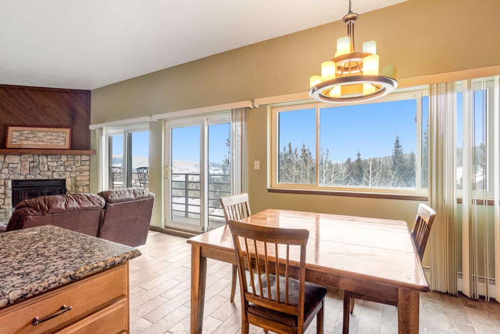 Enchanting condo with amazing mountain views, fireplace & balcony