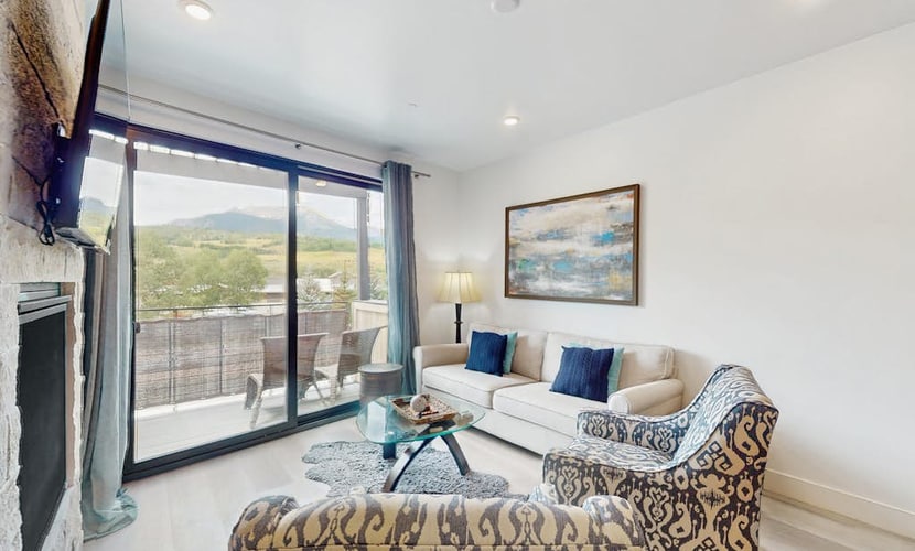 Cozy condo w/ full kitchen, fast wifi, balcony & convenient location