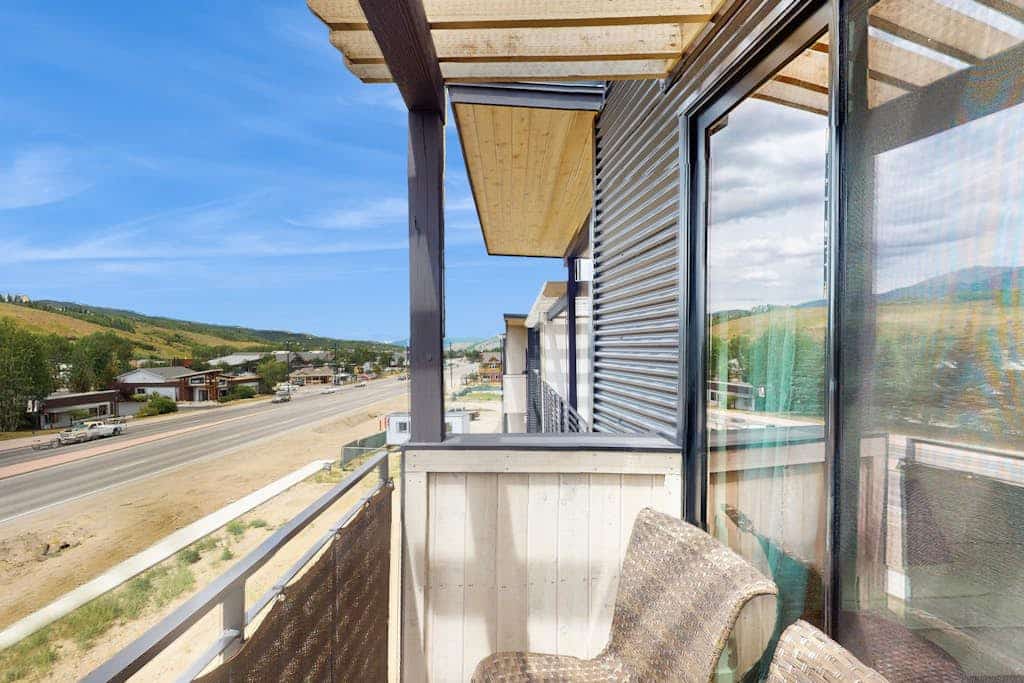 Cozy condo w/ full kitchen, fast wifi, balcony & convenient location
